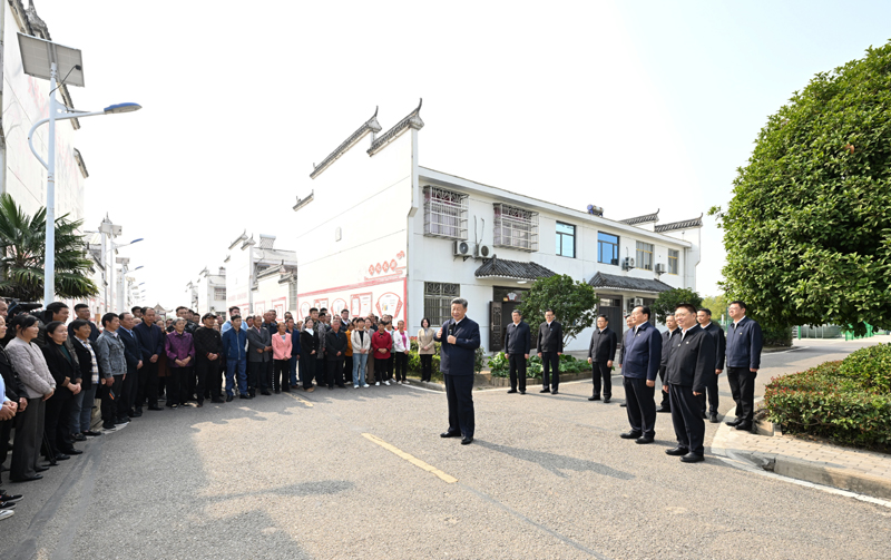 11月4日至6日,中共中央總書(shū)記、國(guó)家主席、中央軍委主席習(xí)近平在湖北考察。這是5日上午,習(xí)近平在咸寧市嘉魚(yú)縣潘家灣鎮(zhèn)四邑村考察時(shí),同村民們親切交流。
