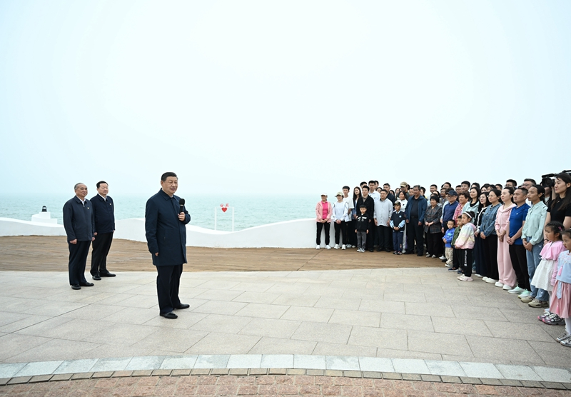 5月22日至24日,中共中央總書記、國家主席、中央軍委主席習(xí)近平在山東考察。這是22日下午,習(xí)近平在日照市陽光海岸綠道同市民和游客親切交流。