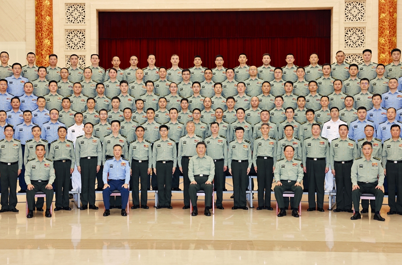 5月22日至24日,中共中央總書記、國家主席、中央軍委主席習(xí)近平在山東考察。這是23日上午,習(xí)近平在濟南親切接見駐濟南部隊上校以上領(lǐng)導(dǎo)干部,代表黨中央和中央軍委向駐濟南部隊全體官兵致以誠摯問候。
