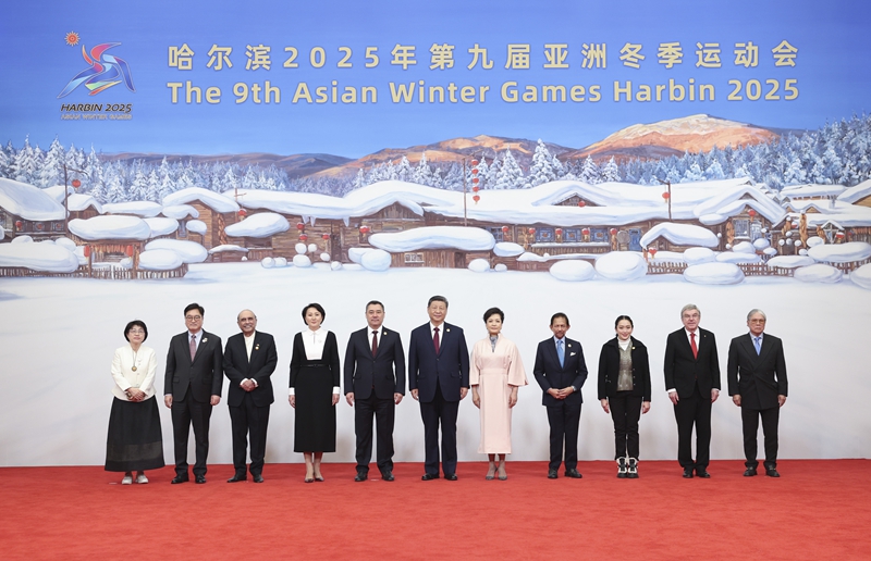 ??2月7日中午,國家主席習近平和夫人彭麗媛在黑龍江省哈爾濱市太陽島賓館舉行宴會,歡迎來華出席哈爾濱第九屆亞洲冬季運動會開幕式的國際貴賓。這是習近平和彭麗媛同貴賓們合影留念。