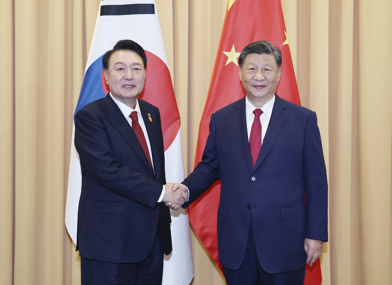 當地時間11月15日上午,國家主席習近平在利馬出席亞太經合組織領導人非正式會議期間會見韓國總統(tǒng)尹錫悅。