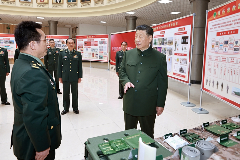 4月23日,中共中央總書記、國家主席、中央軍委主席習近平到陸軍軍醫(yī)大學視察。這是習近平察看戰(zhàn)傷急救器材和學員操作演示。