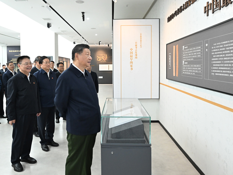 11月4日至6日,中共中央總書(shū)記、國(guó)家主席、中央軍委主席習(xí)近平在湖北考察。這是4日下午,習(xí)近平在孝感市云夢(mèng)縣博物館參觀出土秦漢簡(jiǎn)牘展。