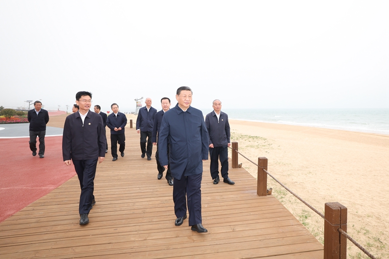 5月22日至24日,中共中央總書記、國家主席、中央軍委主席習(xí)近平在山東考察。這是22日下午,習(xí)近平在日照市陽光海岸綠道考察。