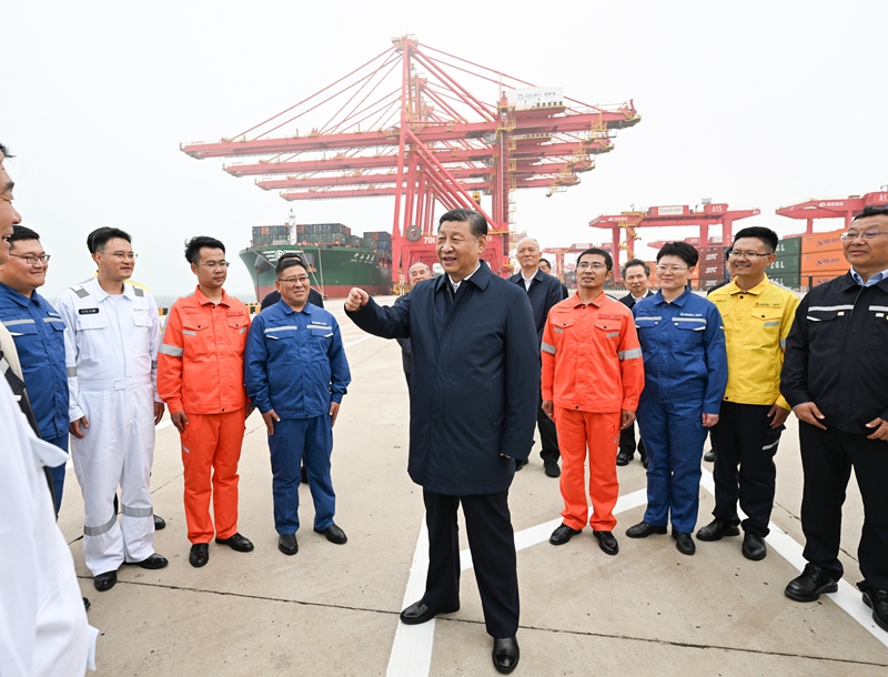 ??5月22日至24日,中共中央總書記、國家主席、中央軍委主席習(xí)近平在山東考察。這是22日下午,習(xí)近平在日照港親切慰問港口科技工作者、運營人員、航運人員。