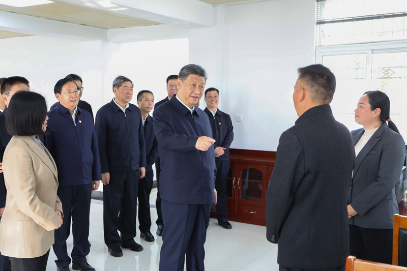 11月4日至6日,中共中央總書(shū)記、國(guó)家主席、中央軍委主席習(xí)近平在湖北考察。這是5日上午,習(xí)近平在咸寧市嘉魚(yú)縣潘家灣鎮(zhèn)四邑村黨群服務(wù)中心考察。