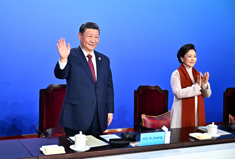 2月7日晚,第九屆亞洲冬季運動會在黑龍江省哈爾濱市隆重開幕。這是國家主席習(xí)近平在主席臺上向大家揮手致意。