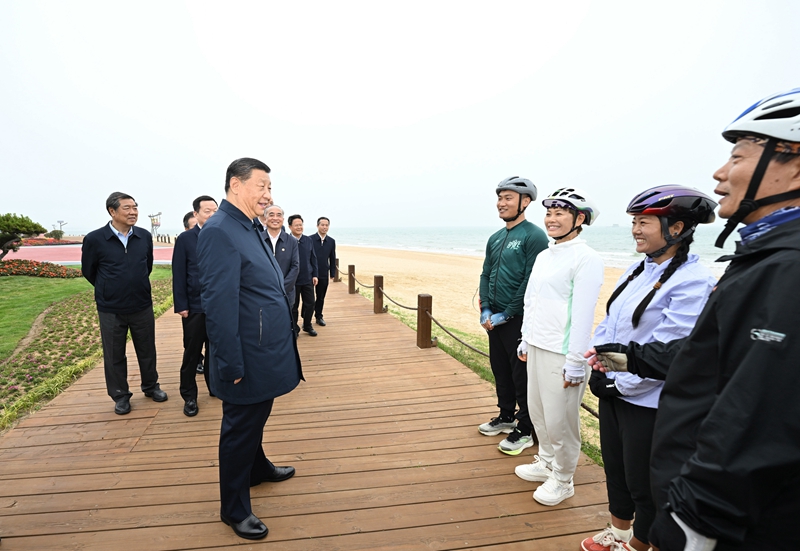 5月22日至24日,中共中央總書記、國家主席、中央軍委主席習(xí)近平在山東考察。這是22日下午,習(xí)近平在日照市陽光海岸綠道同市民親切交流。