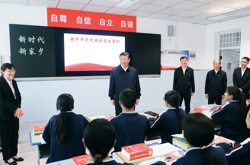 2024年6月18日至19日,中共中央總書記、國家主席、中央軍委主席習(xí)近平在青??疾臁_@是18日下午,習(xí)近平在果洛西寧民族中學(xué)高一(1)班觀摩“新時代、新家鄉(xiāng)”主題思政課。