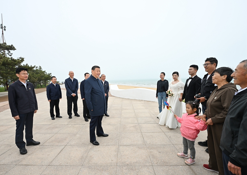5月22日至24日,中共中央總書記、國家主席、中央軍委主席習(xí)近平在山東考察。這是22日下午,習(xí)近平在日照市陽光海岸綠道同市民親切交流。