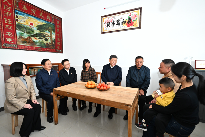 11月4日至6日,中共中央總書(shū)記、國(guó)家主席、中央軍委主席習(xí)近平在湖北考察。這是5日上午,習(xí)近平在咸寧市嘉魚(yú)縣潘家灣鎮(zhèn)四邑村村民熊成龍家,同一家人圍坐在一起拉家常。