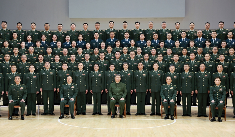 4月23日,中共中央總書記、國家主席、中央軍委主席習近平到陸軍軍醫(yī)大學視察。這是習近平親切接見陸軍軍醫(yī)大學官兵代表。
